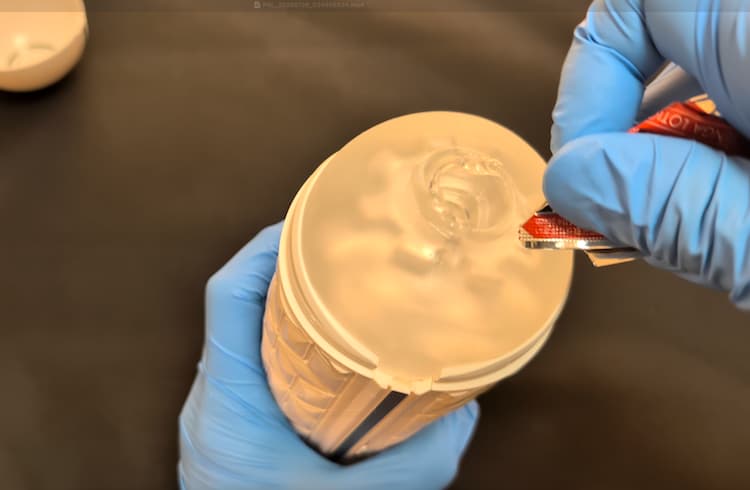 TENGA FLIP FLEXYの挿入口部分にローションを塗るところ