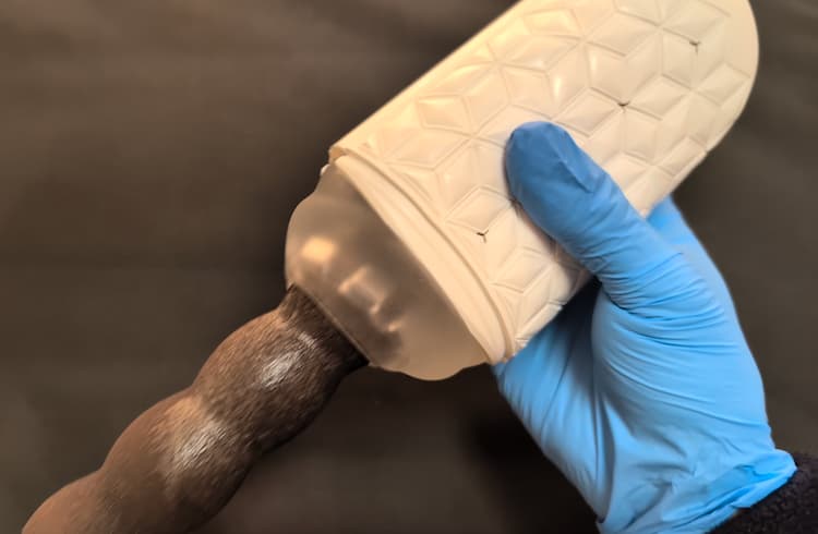 TENGA FLIP FLEXYに模擬のサオを挿入するところ