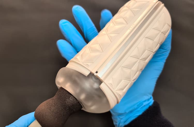 TENGA FLIP FLEXYを軽く支えて動かしているところ