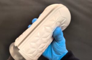 TENGA FLIP FLEXYの本体を握っているところ