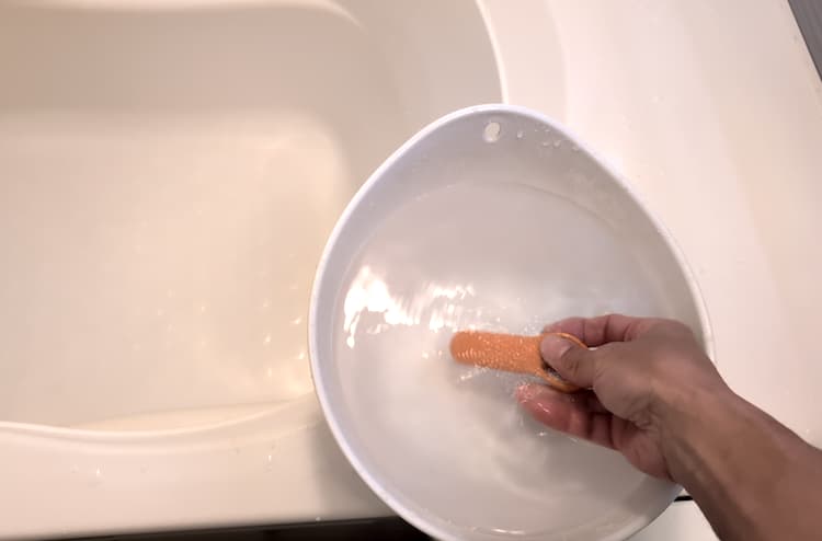 TENGA pairRING＋を水の中に沈めて動作しているところ