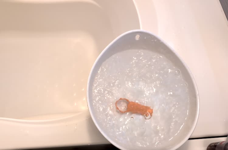 TENGA pairRING＋を水の中に沈めたところ