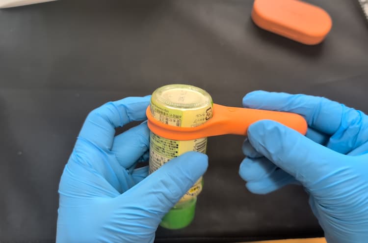 塩の入れ物の底部にTENGA pairRING＋のリングを通したところ