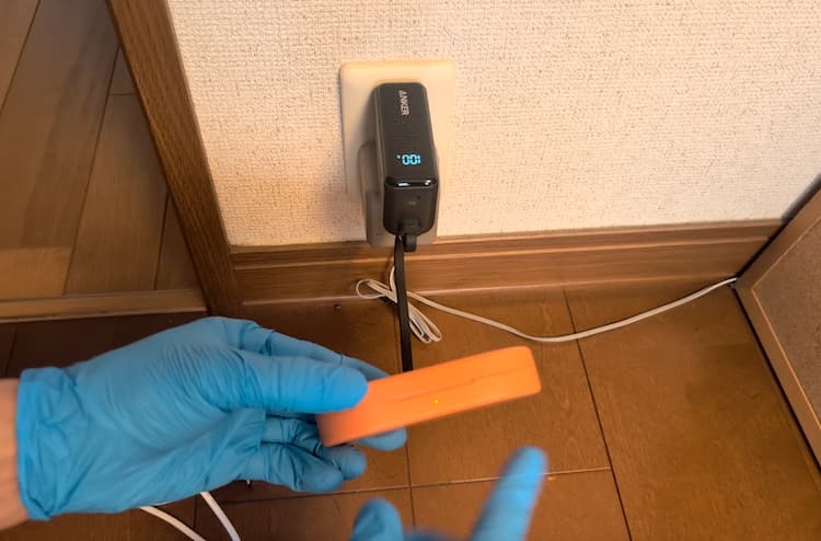 TENGA pairRING＋を充電していて充電ランプがオレンジ色になっているところ