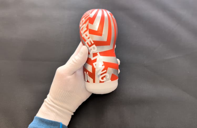 スーパーテンガ01 STORM CRASHを開封して手に持ったところ