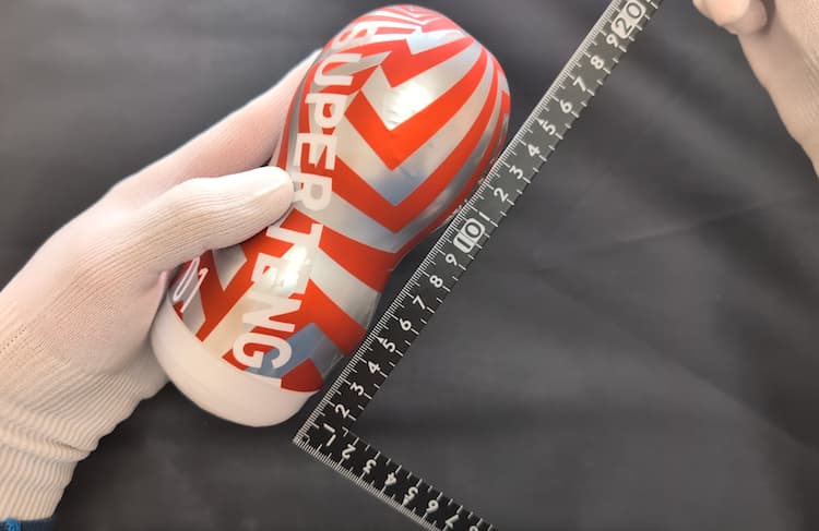 スーパーテンガ01 STORM CRASHのカップの長さを測定しているところ