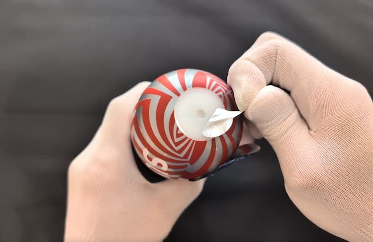 スーパーテンガ01 STORM CRASHのエアホールのシールをはがしているところ