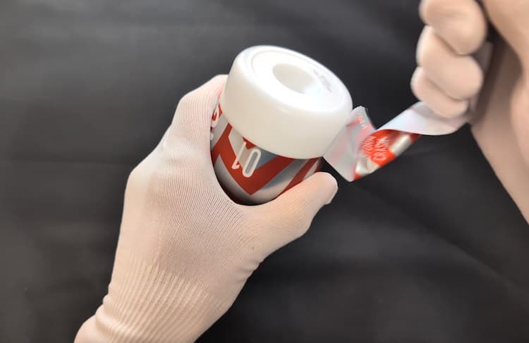 スーパーテンガ01 STORM CRASHのミシン目をはがしているところ