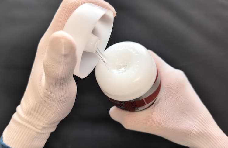 スーパーテンガ01 STORM CRASHのキャップを外すところ