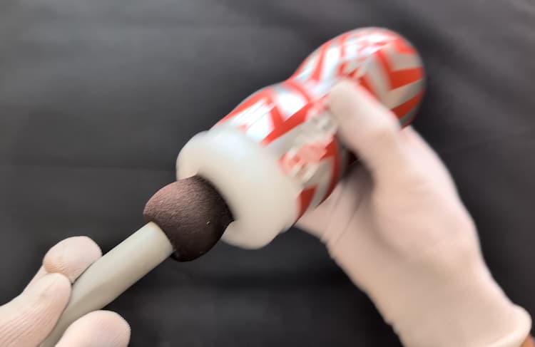 スーパーテンガ01 STORM CRASHにサオを挿入してピストンさせているところ