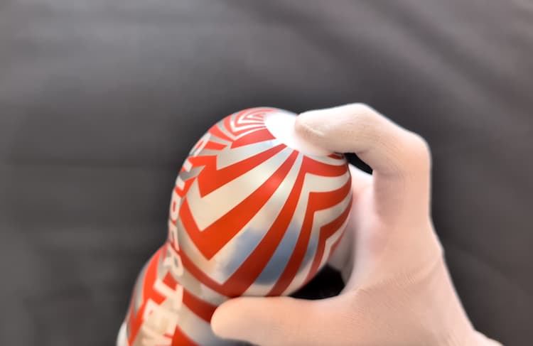 スーパーテンガ01 STORM CRASHのエアホールを指の腹でおさえてバキュームを発生しているところ