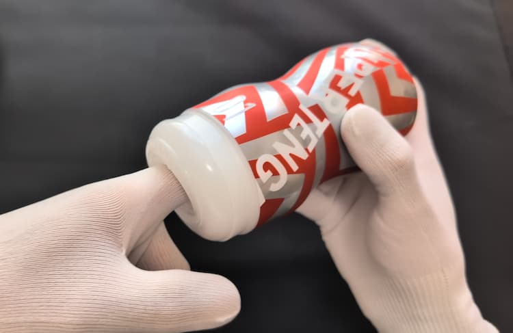 スーパーテンガ01 STORM CRASHに指を挿入しているところ