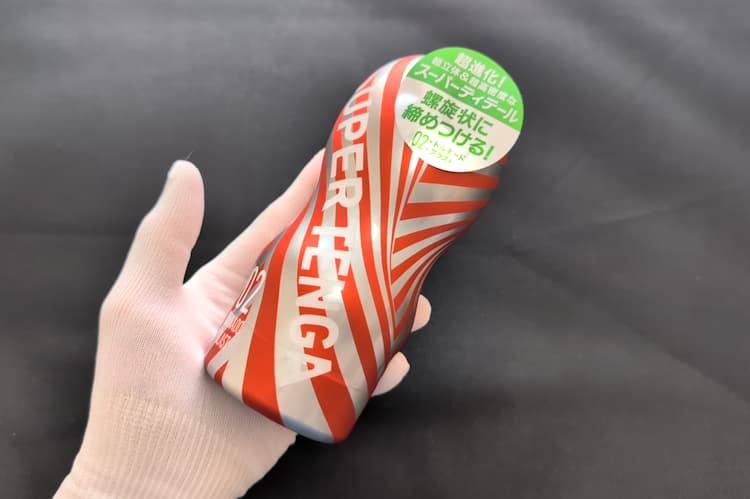 スーパーテンガ02 TORNADO BLASTを手に持ったところ