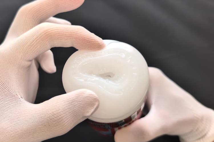 スーパーテンガ02 TORNADO BLASTの挿入口のゲルを指でつまんだところ