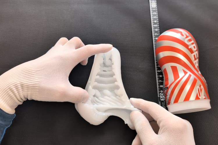 スーパーテンガ02 TORNADO BLASTのホールにはさみを入れ、上からみたところ