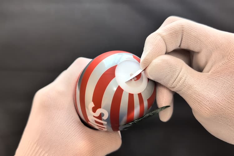 スーパーテンガ02 TORNADO BLASTのエアホールのシールをはがすところ