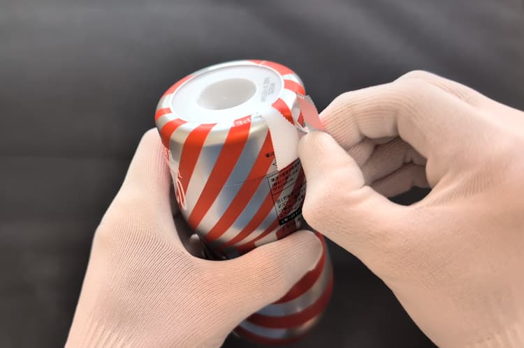 スーパーテンガ02 TORNADO BLASTのカップのミシン目をはがすところ