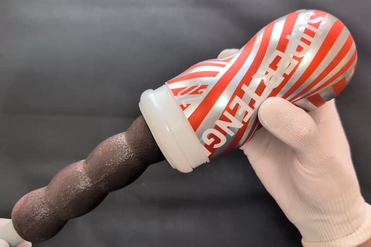 スーパーテンガ02 TORNADO BLASTのホールに模擬のサオを挿入するところ