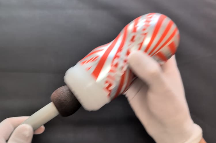 スーパーテンガ02 TORNADO BLASTを上下にピストンさせているところ