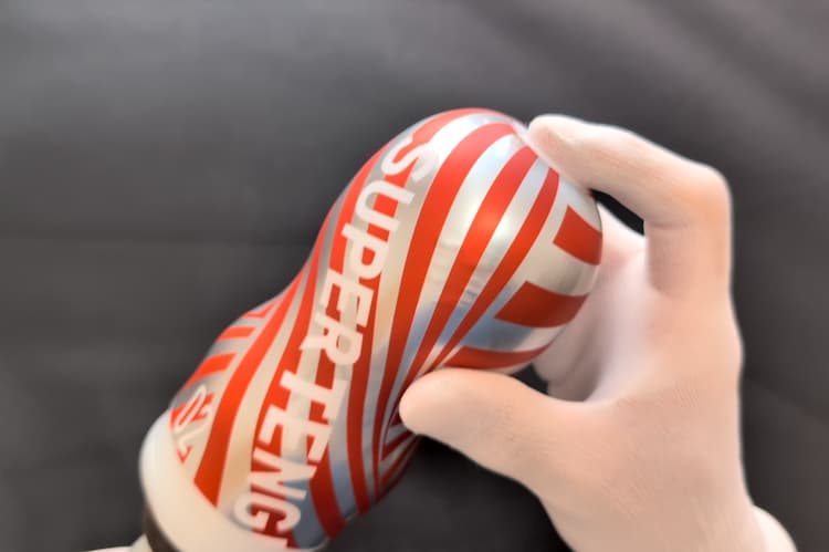 スーパーテンガ02 TORNADO BLASTのエアホールを指の腹でおさえているところ