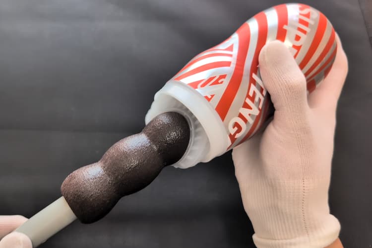 スーパーテンガ02 TORNADO BLASTのエアホールをおさえてバキュームを発生させているところ