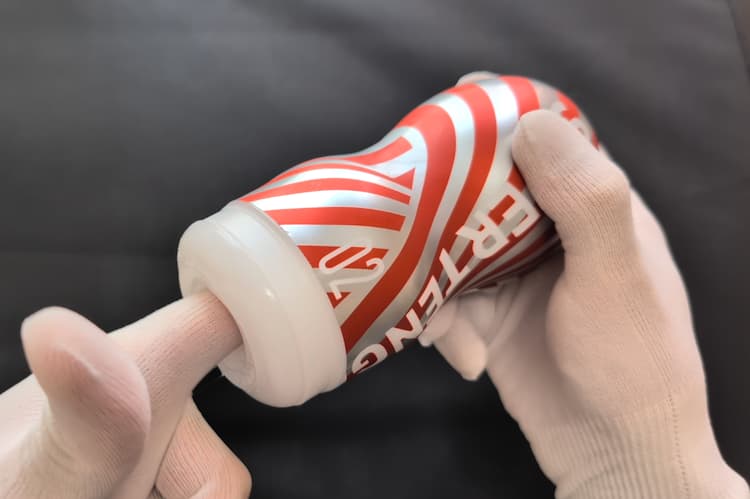 スーパーテンガ02 TORNADO BLASTに指を入れているところ