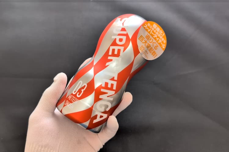 スーパーテンガ03 METEOR SMASHを手に持ったところ