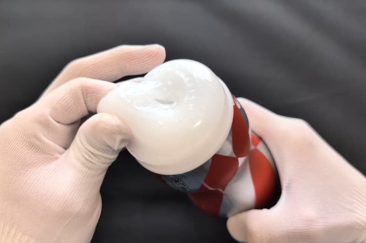 スーパーテンガ03 METEOR SMASHの挿入口のゲルを指で握ったところ