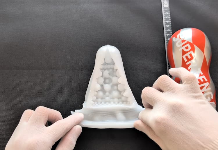 スーパーテンガ03 METEOR SMASHのホールにハサミを入れ上からみたところ