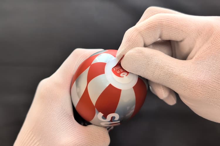 スーパーテンガ03 METEOR SMASHのエアホールシールを剥がすところ