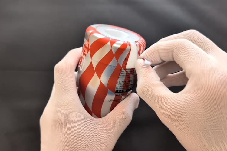 スーパーテンガ03 METEOR SMASHのカップのミシン目を剥がすところ