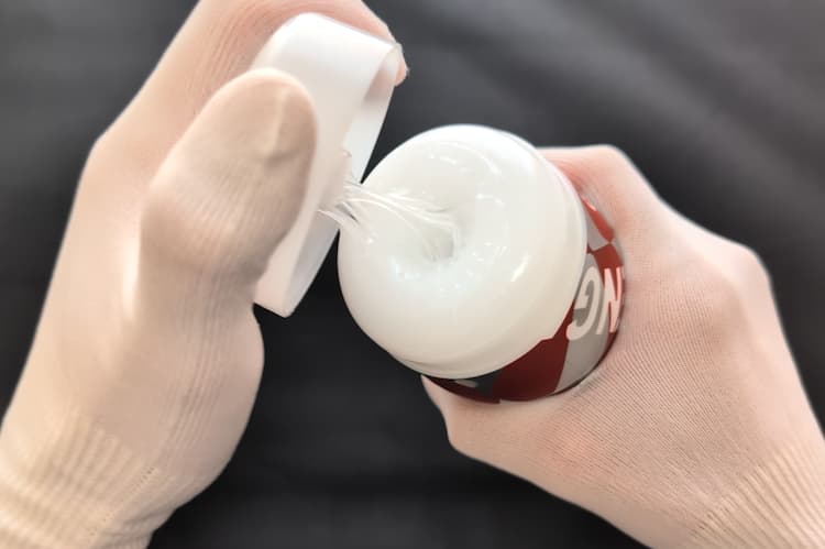 スーパーテンガ03 METEOR SMASHのキャップを外すところ