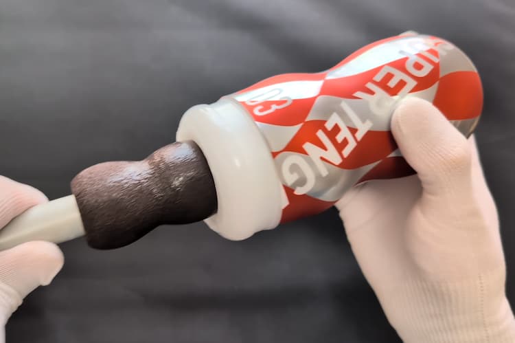 スーパーテンガ03 METEOR SMASHに模擬のサオを挿入するところ