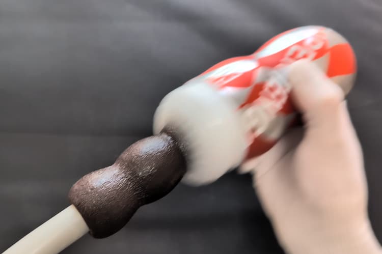 スーパーテンガ03 METEOR SMASHにサオを入れピストンさせているところ