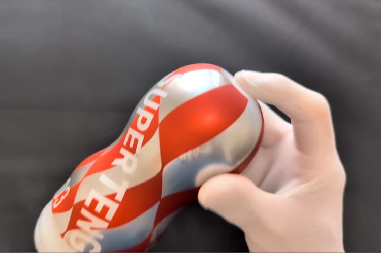 スーパーテンガ03 METEOR SMASHのエアホールを指の腹でおさえているところ