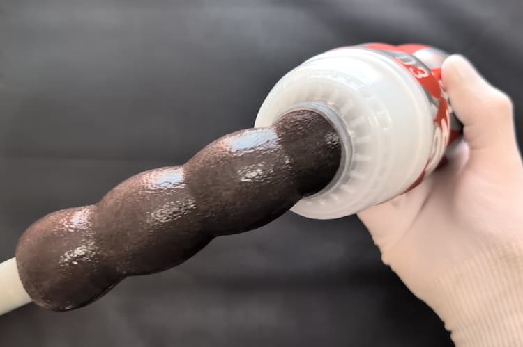 スーパーテンガ03 METEOR SMASHのエアホールをおさえバキュームを発生させているところ