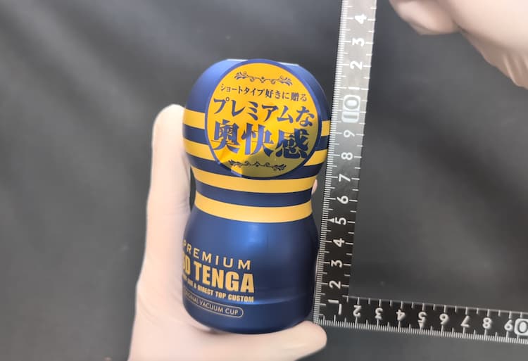 プレミアムSDテンガのカップの長さを計測しているところ