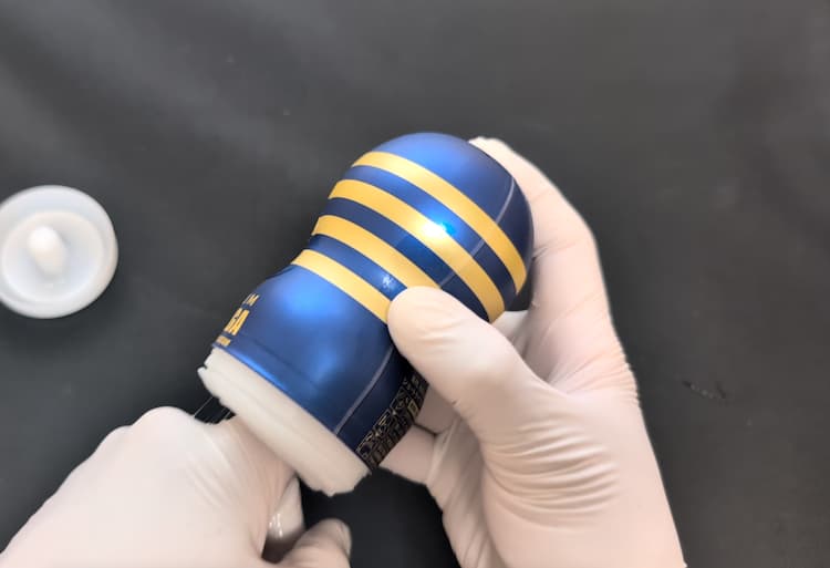 プレミアムSDテンガのエアホールを指の腹でおさえてバキュームを発生させているところ