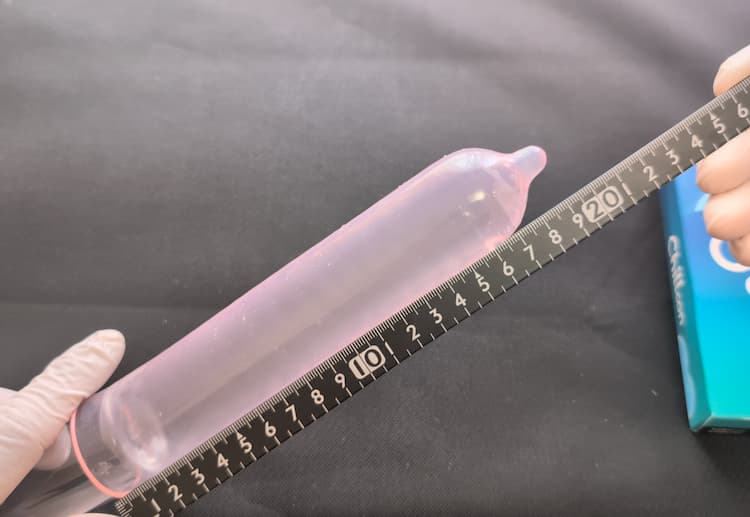 Chillconの長さを測定しているところ