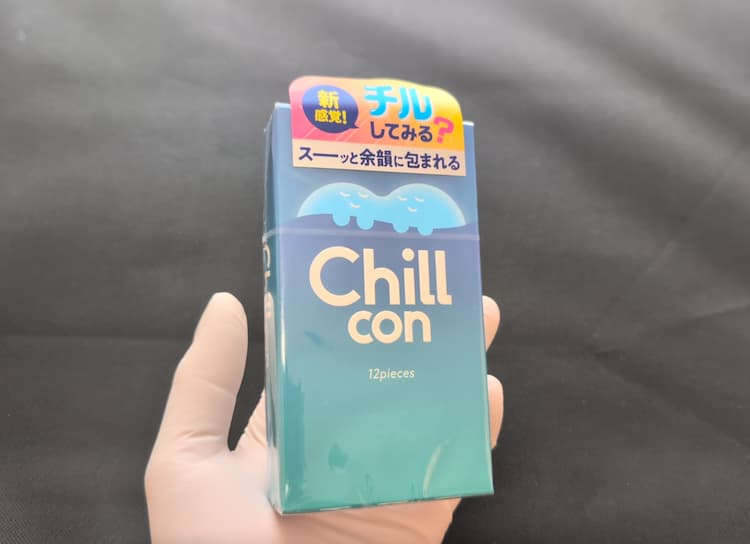 Chillconのパッケージを手に持ったところ