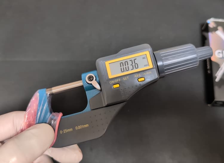 オカモトグルーヴXリアルフィットの厚さを測定しているところ
