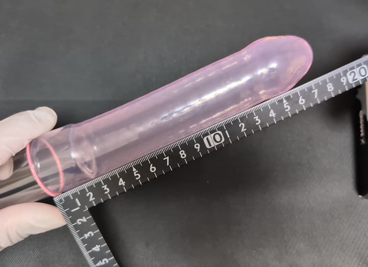 オカモトグルーヴXリアルフィットの長さを測定しているところ