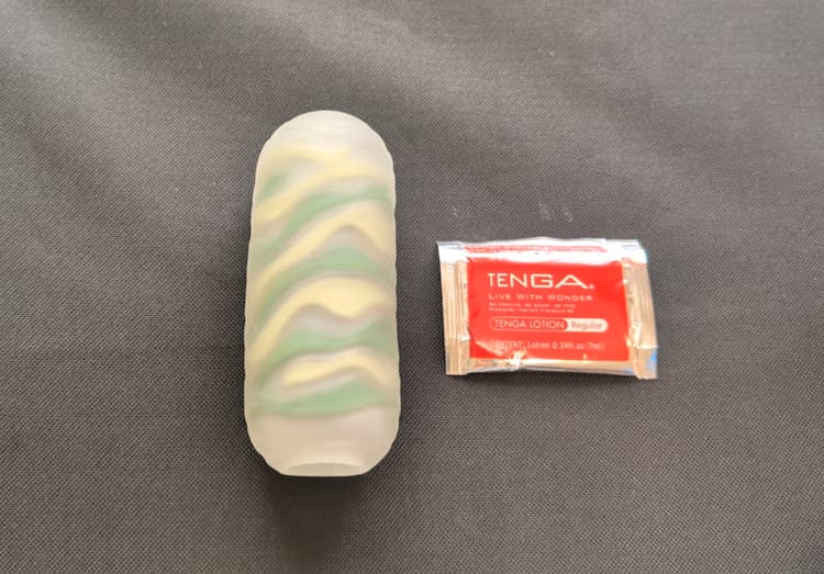 TENGA ARTE FOREST DRAPE本体と付属のローション