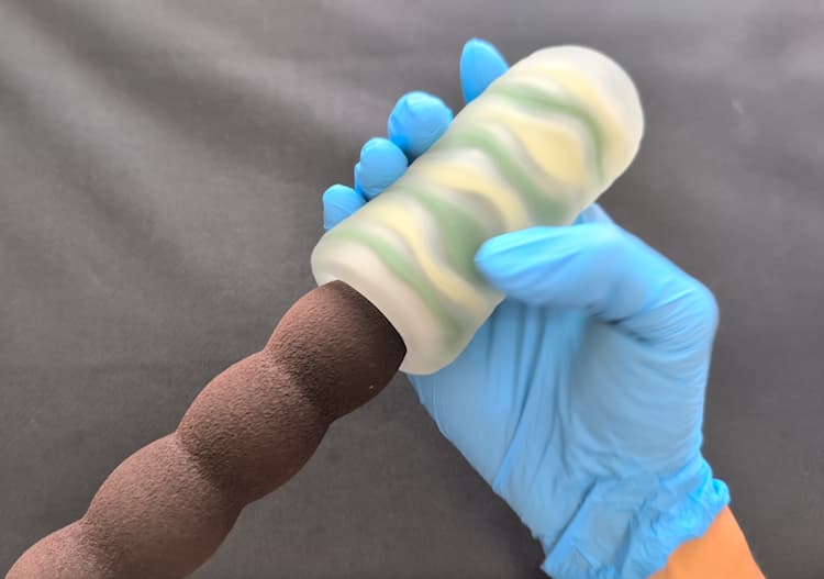TENGA ARTE FOREST DRAPEにサオを挿入するところ