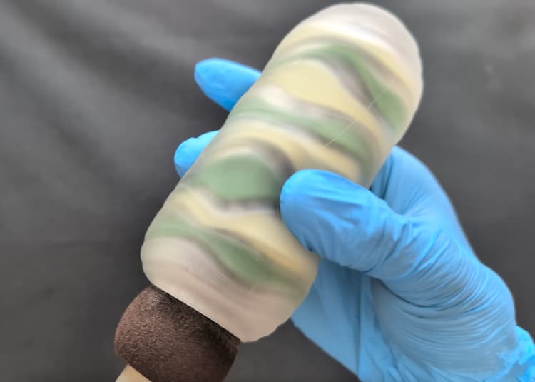 TENGA ARTE FOREST DRAPEを根元付近まで戻しているところ