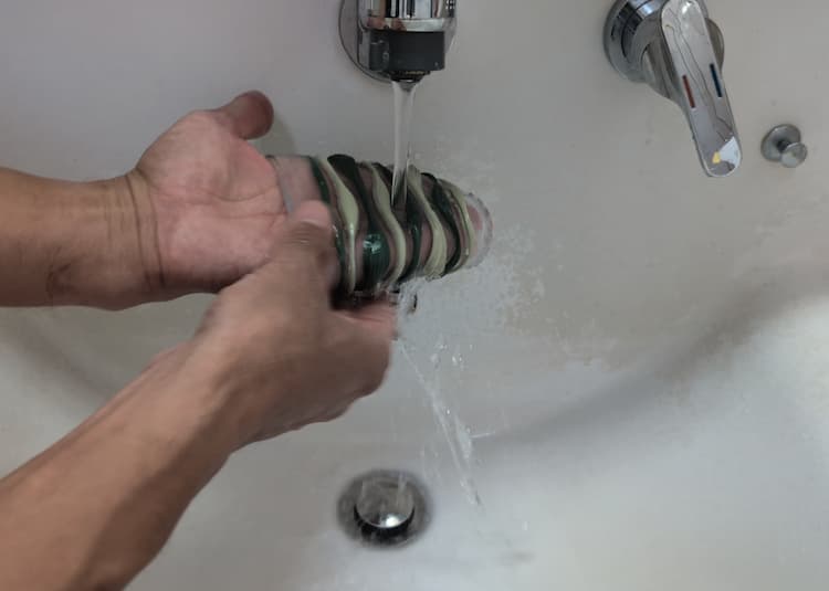 TENGA ARTE FOREST DRAPEを裏返して水洗いしているところ