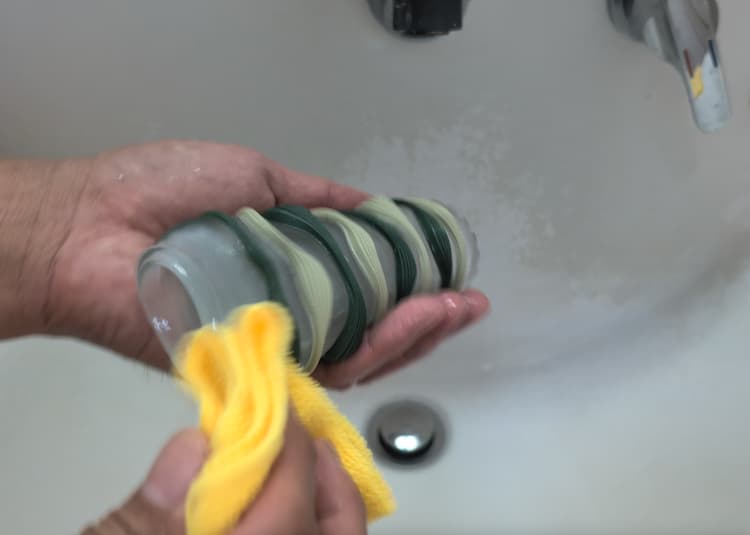 TENGA ARTE FOREST DRAPEの洗浄後にきれいな布で水分をとっているところ