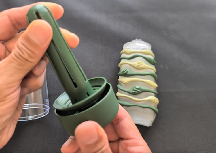 TENGA ARTE FOREST DRAPEの付属スタンドを立てているところ