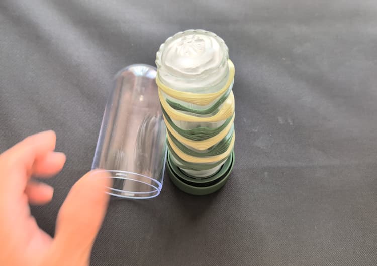 裏返した状態のTENGA ARTE FOREST DRAPEをスタンドにかけたところ