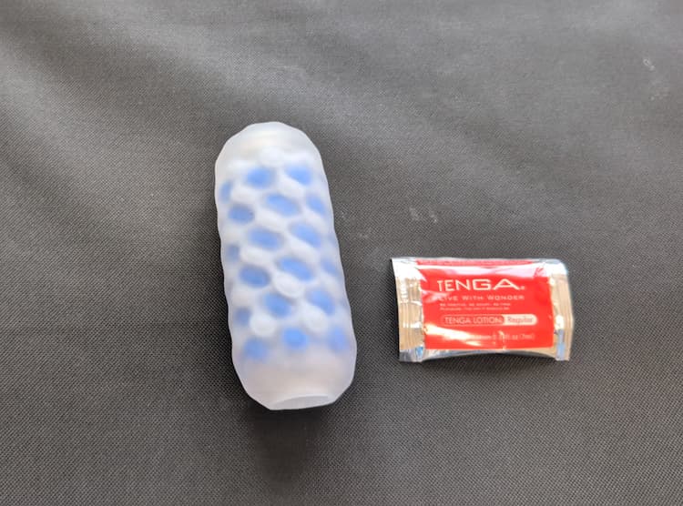 TENGA ARTE MARINE TWEED本体と付属のローション
